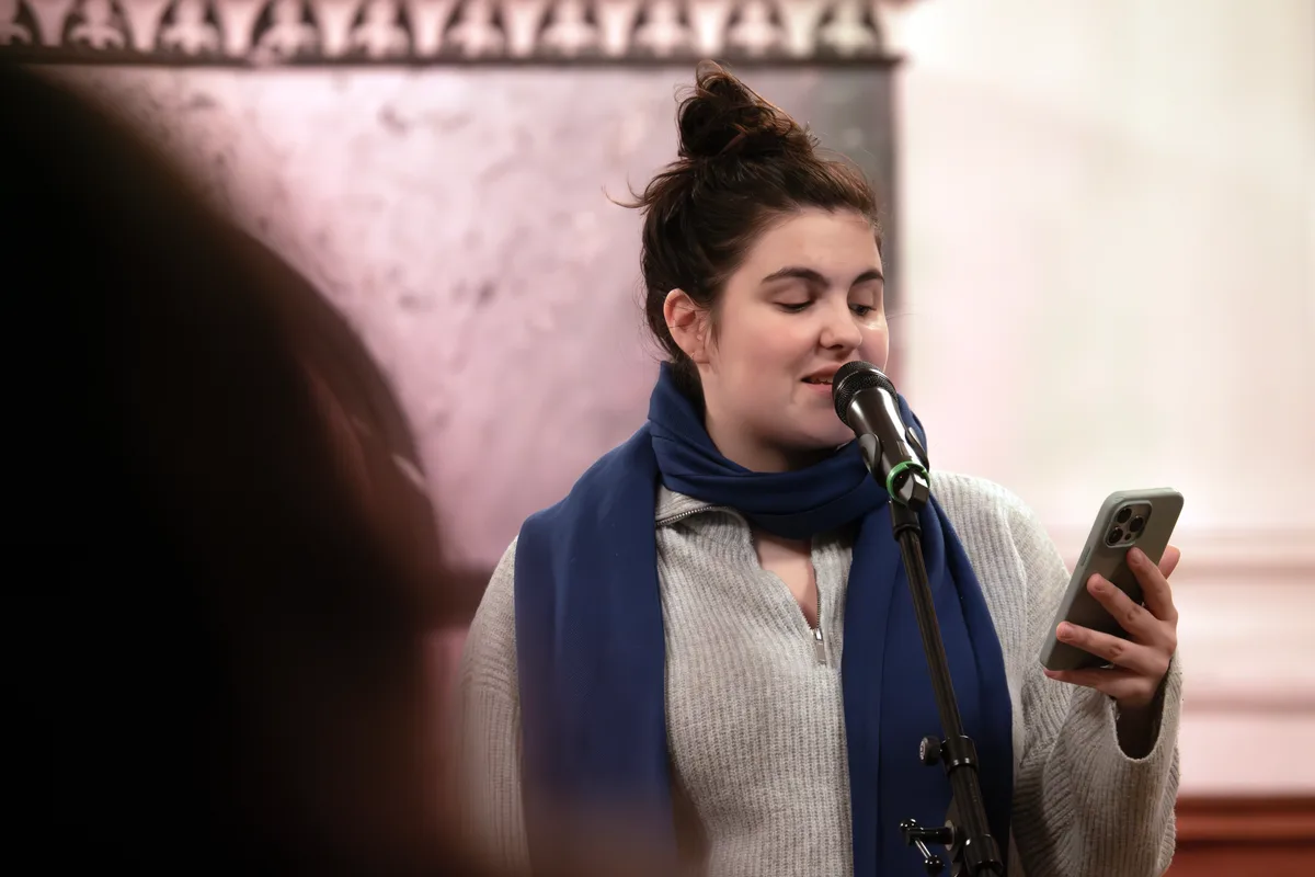 Julia Steiner slammt am Mikrofon.